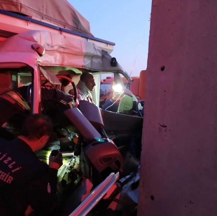 Köprünün Ayağına Çarpan Kamyonet Sürücüsü Yaralandı