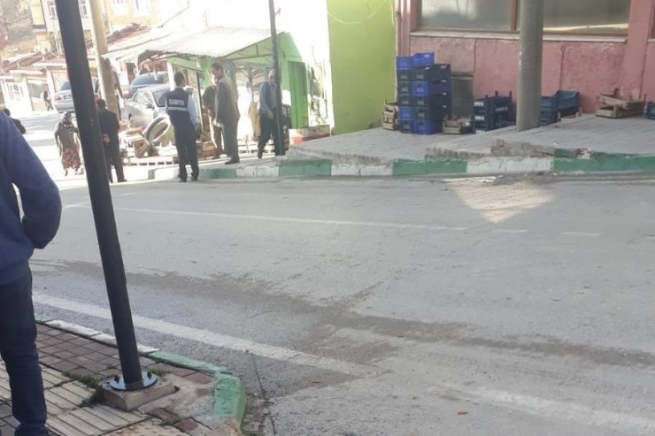 Dükkana Müşteri Beklerken 250 Kiloluk Beton Blok Girdi