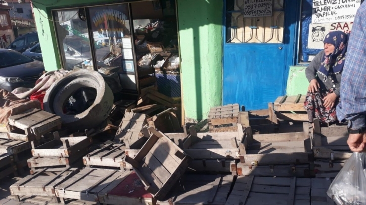 Dükkana Müşteri Beklerken 250 Kiloluk Beton Blok Girdi