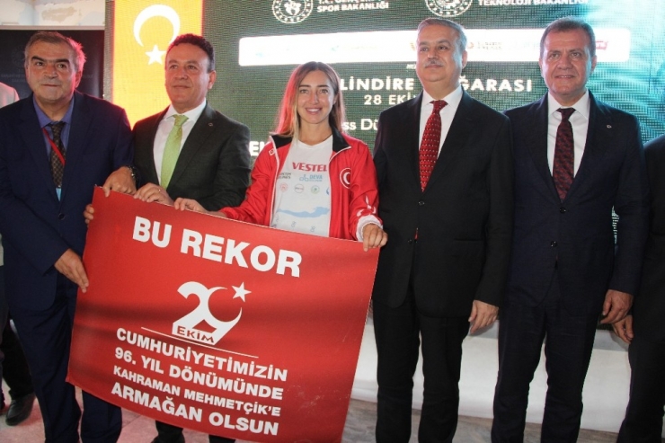 Mağarada Daldı, Tek Nefeste 100 Metre Gitti, Dünya Rekoru Kırdı
