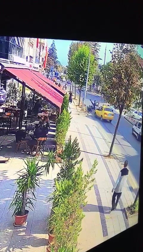 Motorlu Kurye Havaya Fırladı