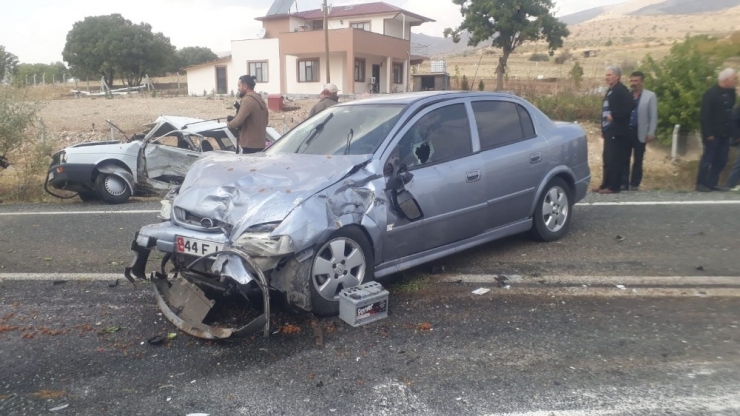 İki Otomobil Çarpıştı: 1 Ölü, 3 Yaralı