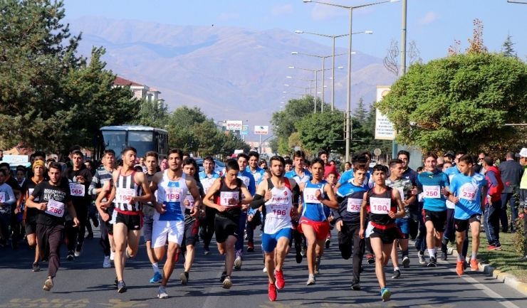 Erzincanlı Öğrenciler Cumhuriyet Koşusunda Ter Döktü