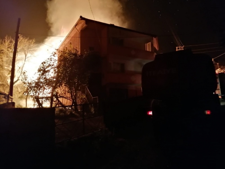 Karabük’te 2 Katlı Evde Korkutan Yangın