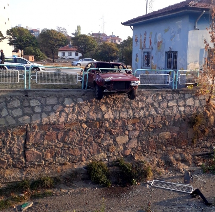 Otomobil, Çaya Uçmaktan Son Anda Kurtuldu