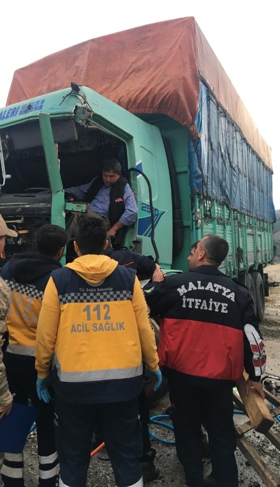 Tır İstinat Duvarına Çarptı: 1 Yaralı