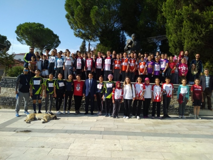 Selendili Öğrenciler ’Cumhuriyet’ İçin Koştular