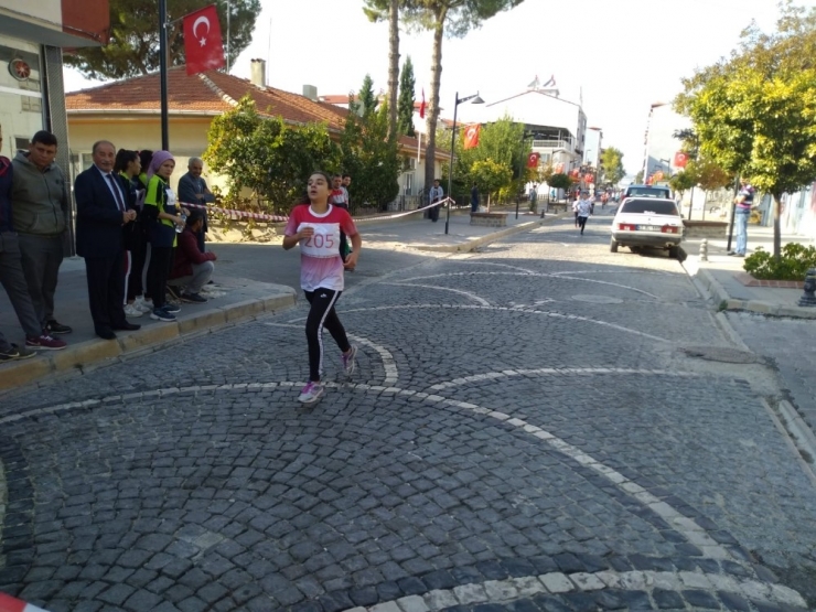 Selendili Öğrenciler ’Cumhuriyet’ İçin Koştular