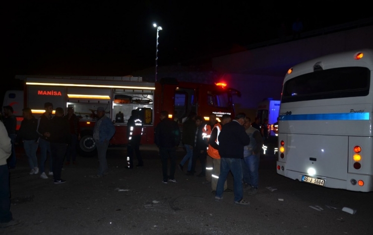 Manisa’da İşçi Servisi Kaza Yaptı: 3’ü Ağır 26 Yaralı