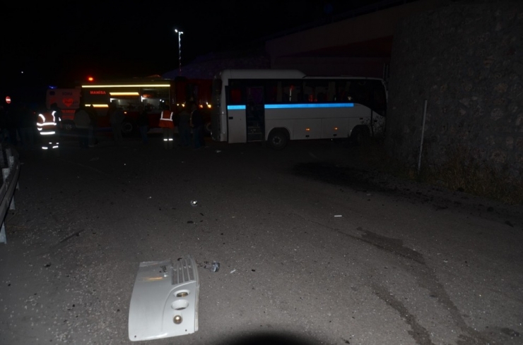 Manisa’da İşçi Servisi Kaza Yaptı: 3’ü Ağır 26 Yaralı