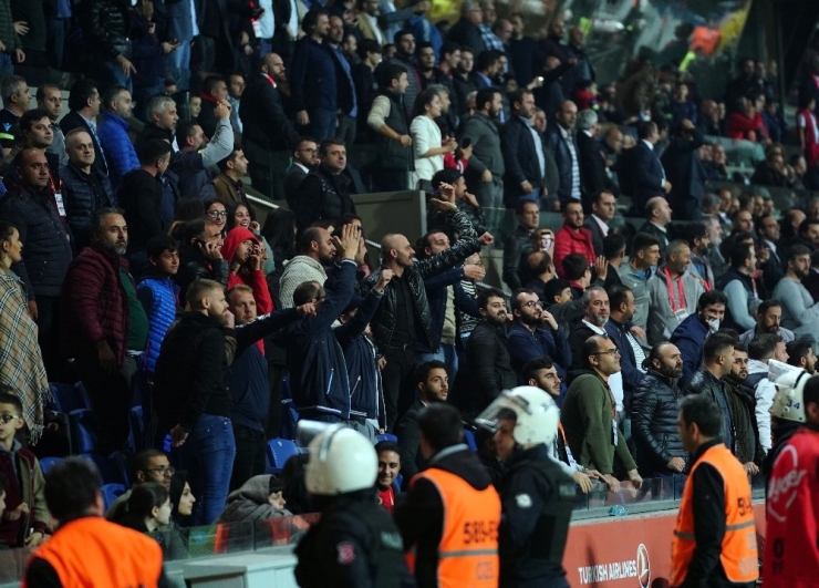 Başakşehir’de Tribünler Karıştı