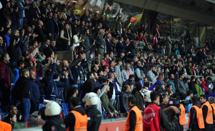 Başakşehir’de Tribünler Karıştı