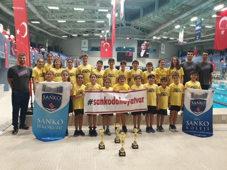 Sanko’lu Yüzücüler Cumhuriyet İçin Kulaç Attı