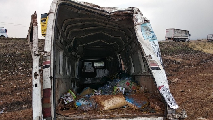 Şanlıurfa’da Devrilen Araçtaki 2 Kişi Yaralandı