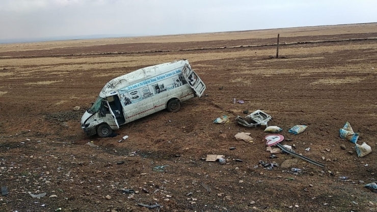 Şanlıurfa’da Devrilen Araçtaki 2 Kişi Yaralandı