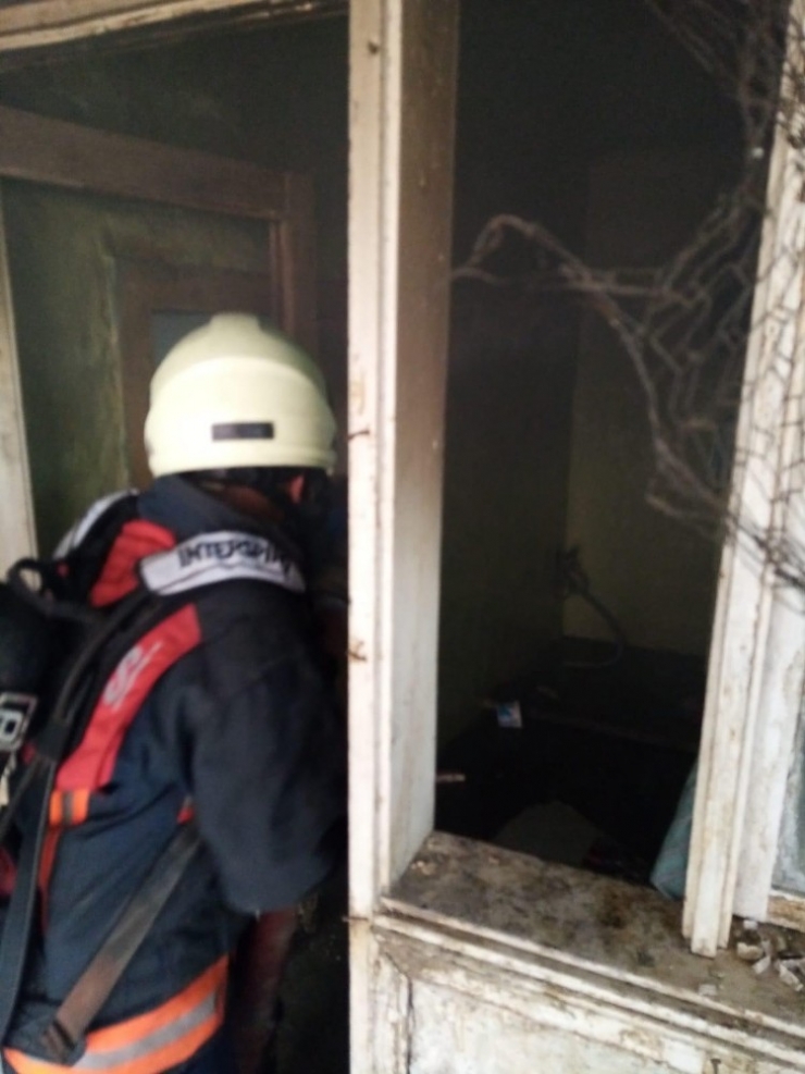 Kimsenin Kalmadığı Ev Yandı