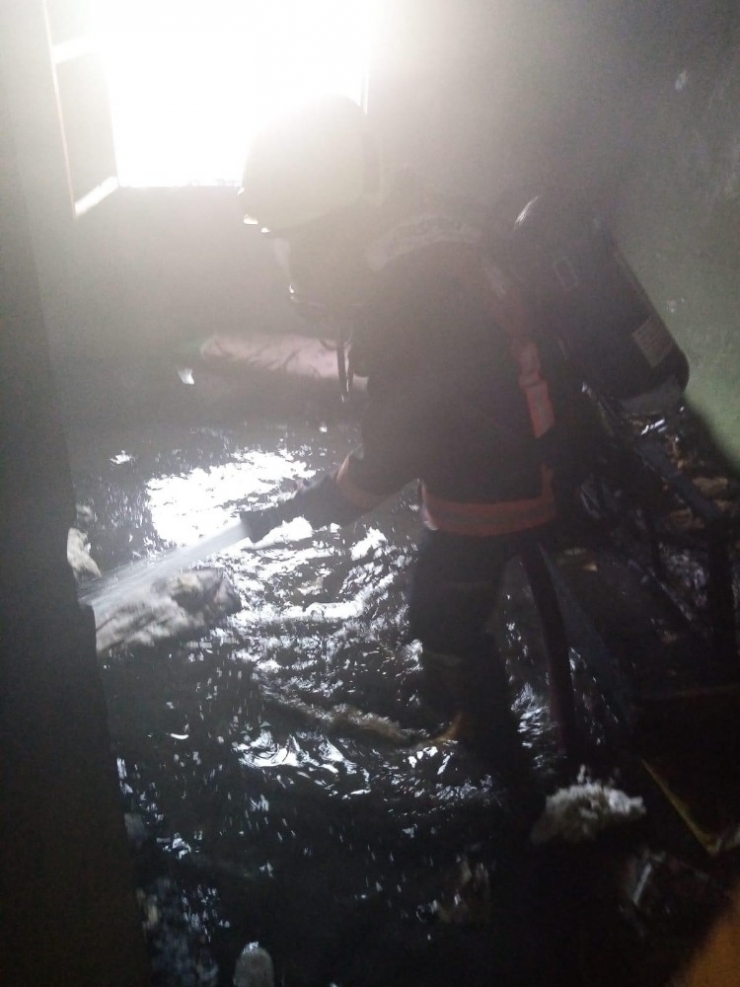 Kimsenin Kalmadığı Ev Yandı