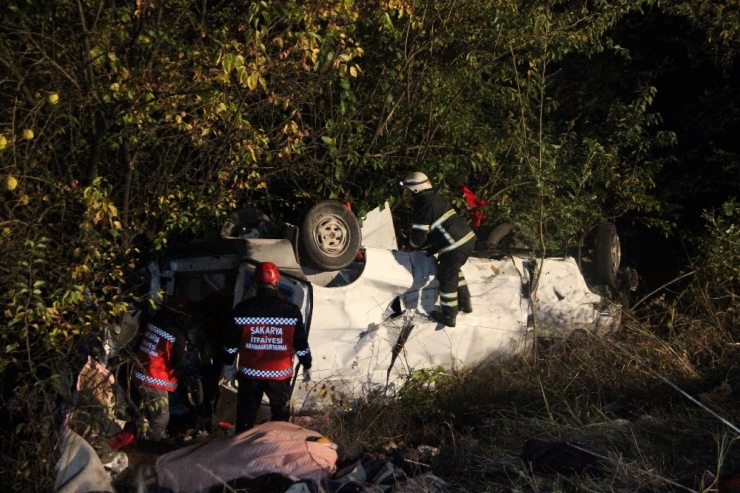 Tem Otoyolu’nda Minibüs Bariyerleri Aşıp Şarampole Yuvarlandı: 1 Yaralı