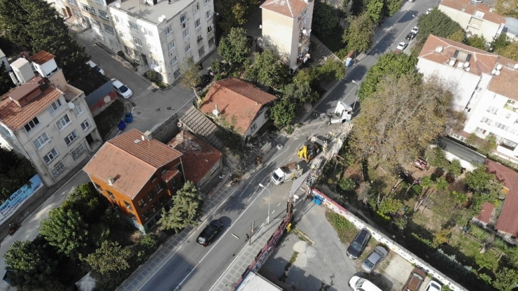 Freni Boşalan Kereste Yüklü Tır Yokuş Aşağı Sürüklendi