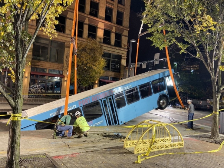 Abd’de Yolcu Otobüsü Çukura Düştü