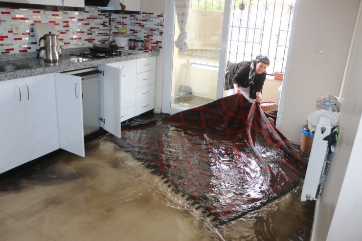 Adıyaman’da Evleri Lağım Suyu Bastı