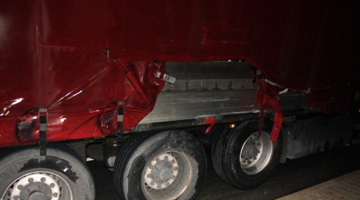 Tır, Duraktaki Midibüse Çarptı: 1 Yaralı