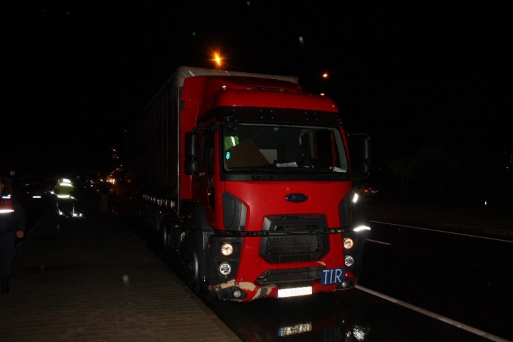 Tır, Duraktaki Midibüse Çarptı: 1 Yaralı