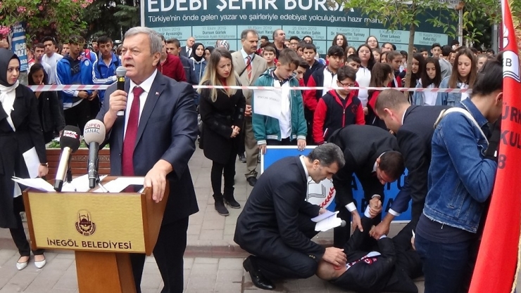 Kaymakam Konuşurken Yere Yığıldı