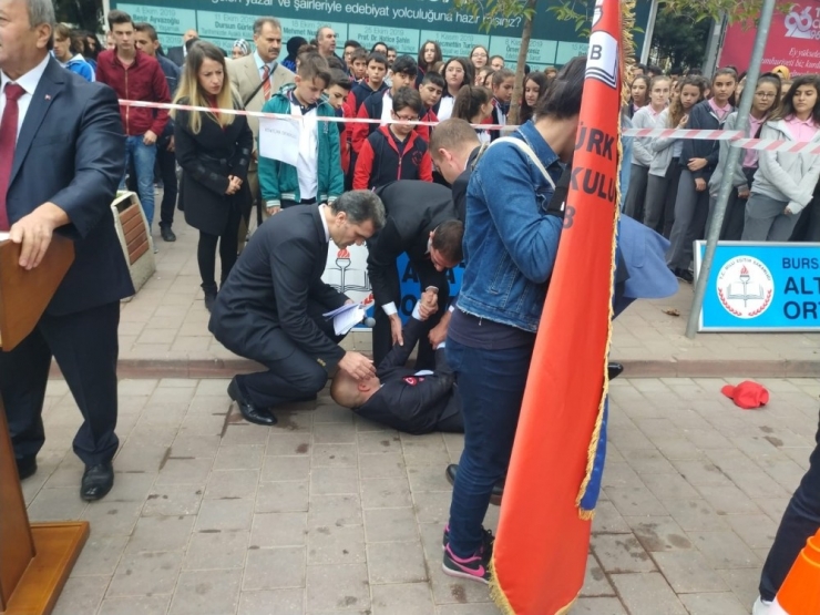 Kaymakam Konuşurken Yere Yığıldı