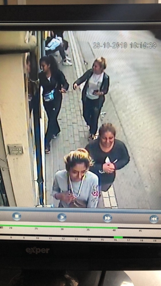 Bu Kadarına Da Pes...herkesin Gözü Önünde Çikolatayı Aldı Gitti