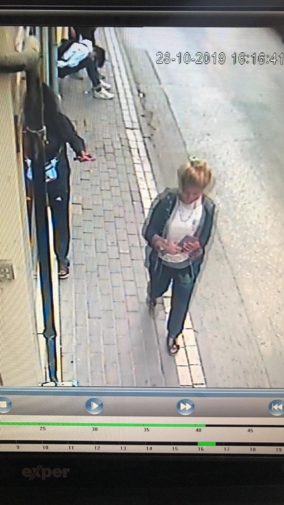 Bu Kadarına Da Pes...herkesin Gözü Önünde Çikolatayı Aldı Gitti