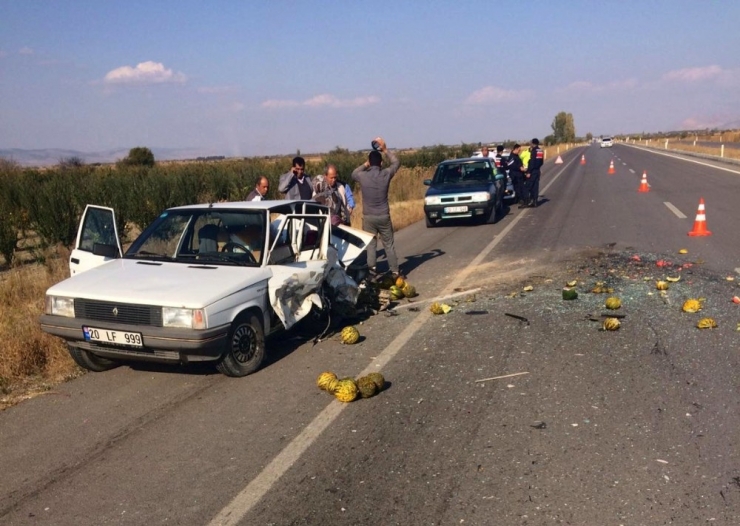 Denizli’de 2 Otomobil Çarpıştı, Karı Koca Yaralandı