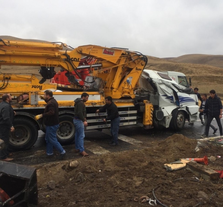 Freni Patlayan Vinç Yan Yattı, Trafik Felç Oldu