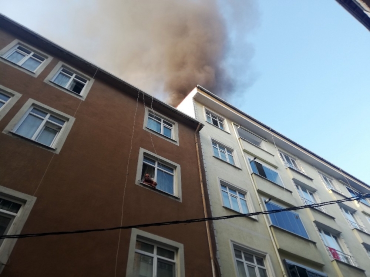 Esenyurt’ta Binanın Çatısı Alev Alev Yandı