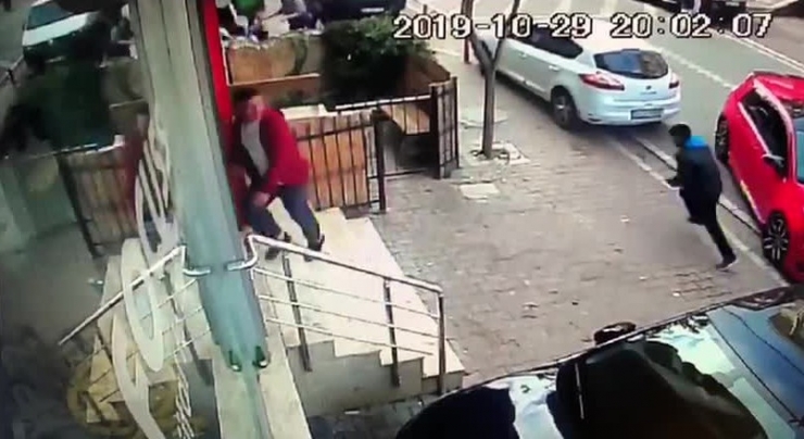 "Sigara İsteme" Meselesi Yüzünden Silahla Kafeye Saldırmışlar