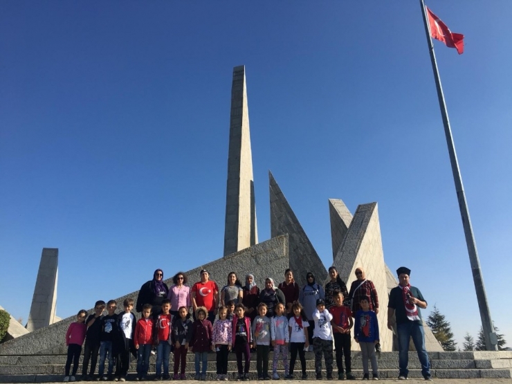 Cumhuriyet Bayramı’nı Dumlupınar’da Kutladılar