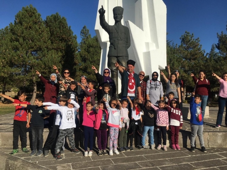 Cumhuriyet Bayramı’nı Dumlupınar’da Kutladılar