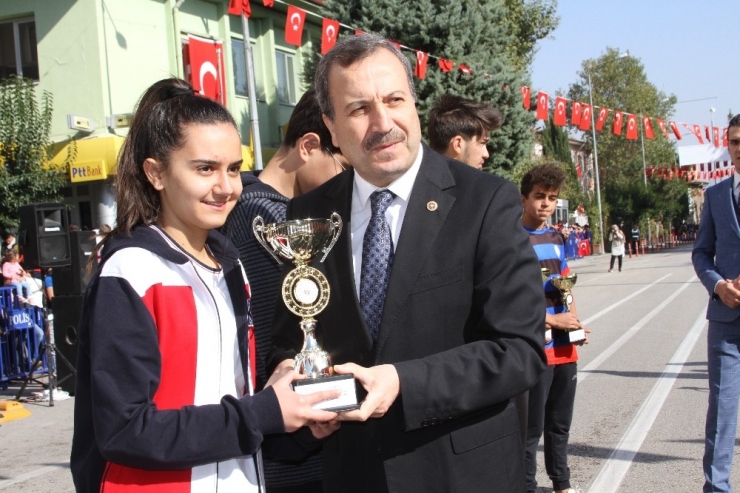 Isparta’da Cumhuriyet Kupası’nda Derece Alan Okullar Ödüllendirildi