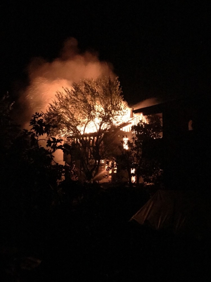Kastamonu’da İki Katlı Ahşap Ev Yangında Küle Döndü