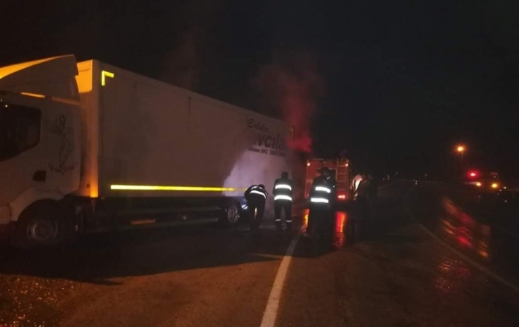 Seyir Halindeki Balık Kamyonu Yandı