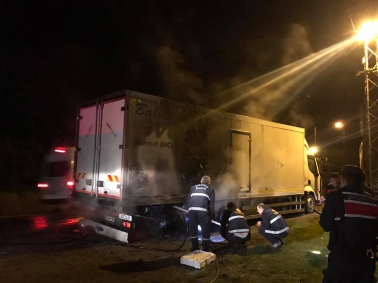 Seyir Halindeki Balık Kamyonu Yandı