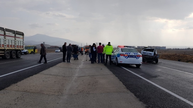 Tırın Çarptığı Otomobil 2’ye Bölündü: 1 Ölü