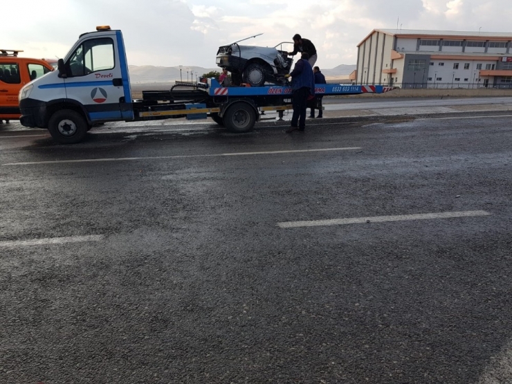 Tırın Çarptığı Otomobil 2’ye Bölündü: 1 Ölü