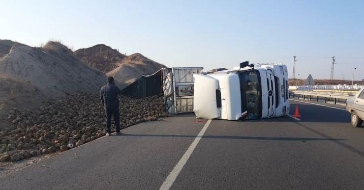 Tır Devrildi, Dorsedeki Ürünler Su Kanalına Saçıldı: 1 Yaralı