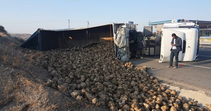 Tır Devrildi, Dorsedeki Ürünler Su Kanalına Saçıldı: 1 Yaralı