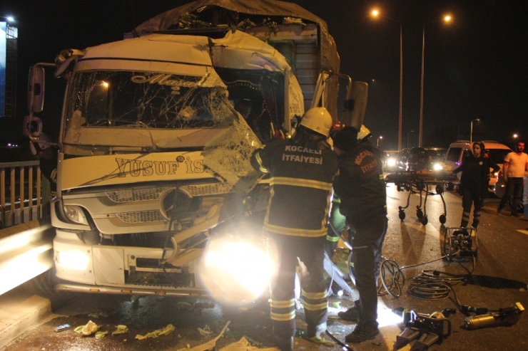 Kocaeli’de Sebze Yüklü Kamyon Tıra Arkadan Çarptı: 2 Yaralı