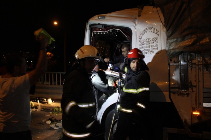 Kocaeli’de Sebze Yüklü Kamyon Tıra Arkadan Çarptı: 2 Yaralı