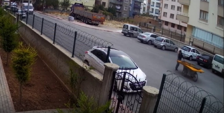 Apartmanın Demir Kapısını Söküp Götürdü