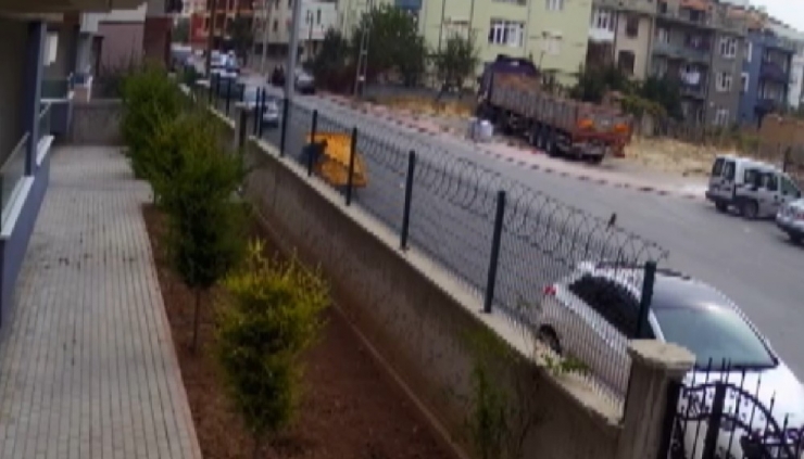 Apartmanın Demir Kapısını Söküp Götürdü