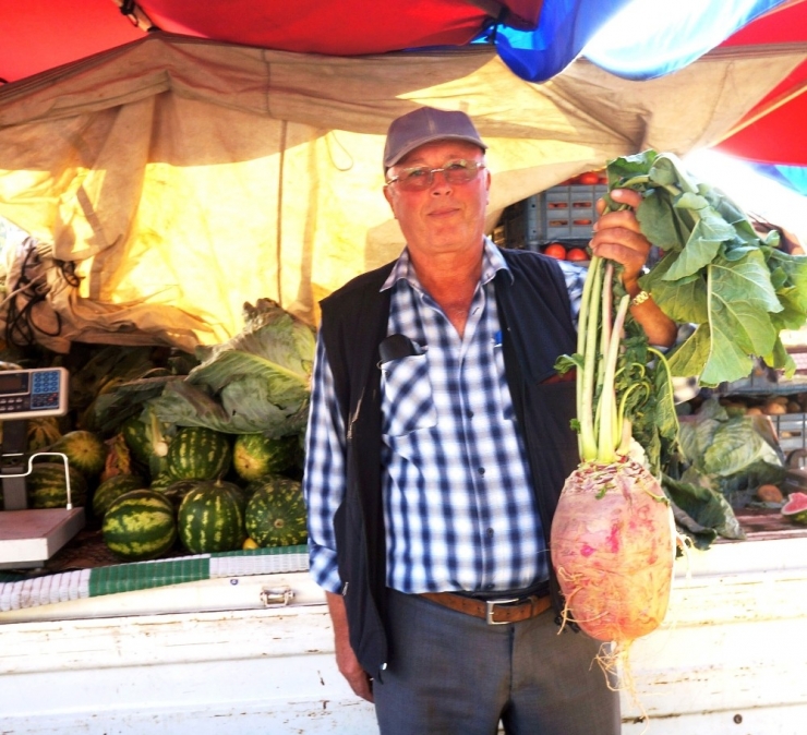 Pazara Getirilen 4 Buçuk Kiloluk Turp İlgi Odağı Oldu